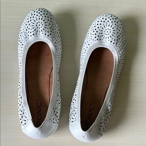 Vionic Women's White Ballet Flats 7.5
